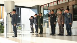 Foto: Sekda Lotim bacakan amanat Menteri Komunikasi dan Digital RI pada Harkitnas ke 118 di Kantor Bupati Lombok Timur.