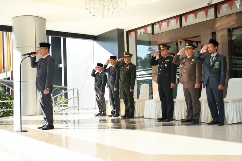 Foto: Sekda Lotim bacakan amanat Menteri Komunikasi dan Digital RI pada Harkitnas ke 118 di Kantor Bupati Lombok Timur.