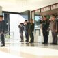 Foto: Sekda Lotim bacakan amanat Menteri Komunikasi dan Digital RI pada Harkitnas ke 118 di Kantor Bupati Lombok Timur.