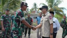 Foto: Sekda Lombok Timur H. M. Juaini Topik dan Penanggung Jawab Operasional (PJO) TMMD Brigjen TNI Wawan Setiawan