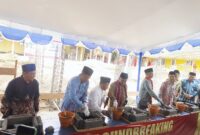 Foto: Peletakan batu pertama Rektorat ITSKes Muhammadiyah Selong oleh Menteri Dikdasmen, bersama Rektor ITSKes Muhammadiyah Selong, Sekda Lombok Timur, PWM, dan PDM.