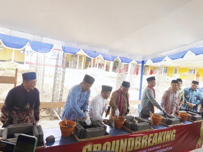 Foto: Peletakan batu pertama Rektorat ITSKes Muhammadiyah Selong oleh Menteri Dikdasmen, bersama Rektor ITSKes Muhammadiyah Selong, Sekda Lombok Timur, PWM, dan PDM.