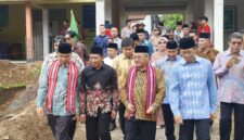 Foto: Menteri Pendidikan Dasar dan Menengah disambut Sekda Lombok Timur, Rektor dan sejumlah tokoh civitas akademisi ITSKes Muhammadiyah Selong