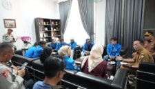 Foto: Sekda Lotim H. M. Juaini Taopik, saat menerima mahasiswa yang tergabung dalam ikatan BEM se Lombok Timur.