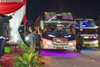 Foto: Wakil Bupati Sumenep, KH Imam Hasyim saat melepas rombongan jamaah haji Kabupaten Sumenep