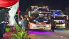 Foto: Wakil Bupati Sumenep, KH Imam Hasyim saat melepas rombongan jamaah haji Kabupaten Sumenep