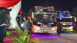 Foto: Wakil Bupati Sumenep, KH Imam Hasyim saat melepas rombongan jamaah haji Kabupaten Sumenep