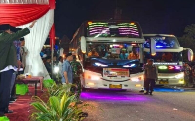 Foto: Wakil Bupati Sumenep, KH Imam Hasyim saat melepas rombongan jamaah haji Kabupaten Sumenep