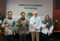 Foto: Bupati Lotim didampingi Sekda bersama Dirjen Tata Ruang Kementerian ATR/BPN, Suyus Windayana di Jakarta