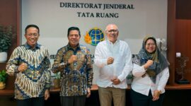 Foto: Bupati Lotim didampingi Sekda bersama Dirjen Tata Ruang Kementerian ATR/BPN, Suyus Windayana di Jakarta