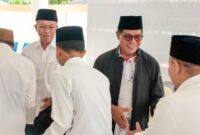 Foto: Bupati Lotim dan Sekda saat melepas
keberangkatan kafilah MTQ Lombok Timur
