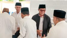 Foto: Bupati Lotim dan Sekda saat melepas
keberangkatan kafilah MTQ Lombok Timur
