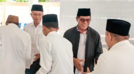 Foto: Bupati Lotim dan Sekda saat melepas
keberangkatan kafilah MTQ Lombok Timur
