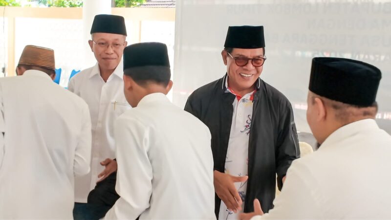 Foto: Bupati Lotim dan Sekda saat melepas
keberangkatan kafilah MTQ Lombok Timur