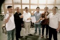Foto: Ketua umum DPP APPMBGI, Abdul Rivai Ras, saat menyerahkan SK kepengurusan Ketua DPD 1 NTB, H.M.Zaenuddin di Jakarta, disaksikan pengurus lainnya.