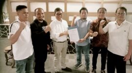Foto: Ketua umum DPP APPMBGI, Abdul Rivai Ras, saat menyerahkan SK kepengurusan Ketua DPD 1 NTB, H.M.Zaenuddin di Jakarta, disaksikan pengurus lainnya.