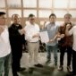 Foto: Ketua umum DPP APPMBGI, Abdul Rivai Ras, saat menyerahkan SK kepengurusan Ketua DPD 1 NTB, H.M.Zaenuddin di Jakarta, disaksikan pengurus lainnya.