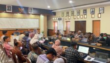 Foto: Rapat koordinasi tim Dirjen Pajak dan Keuangan pusat bersama Kepala Bapenda dan jajaran di Lombok Timur. 