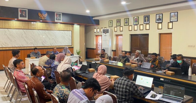 Foto: Rapat koordinasi tim Dirjen Pajak dan Keuangan pusat bersama Kepala Bapenda dan jajaran di Lombok Timur. 