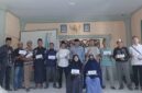 Foto: Manager PLN ULP Kopang, Luthfi Saufi Al Idrus, ST.,MM., usai serahkan bantuan uang tunai kepada puluhan guru ngaji