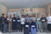Foto: Manager PLN ULP Kopang, Luthfi Saufi Al Idrus, ST.,MM., usai serahkan bantuan uang tunai kepada puluhan guru ngaji