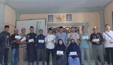 Foto: Manager PLN ULP Kopang, Luthfi Saufi Al Idrus, ST.,MM., usai serahkan bantuan uang tunai kepada puluhan guru ngaji