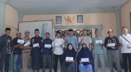 Foto: Manager PLN ULP Kopang, Luthfi Saufi Al Idrus, ST.,MM., usai serahkan bantuan uang tunai kepada puluhan guru ngaji