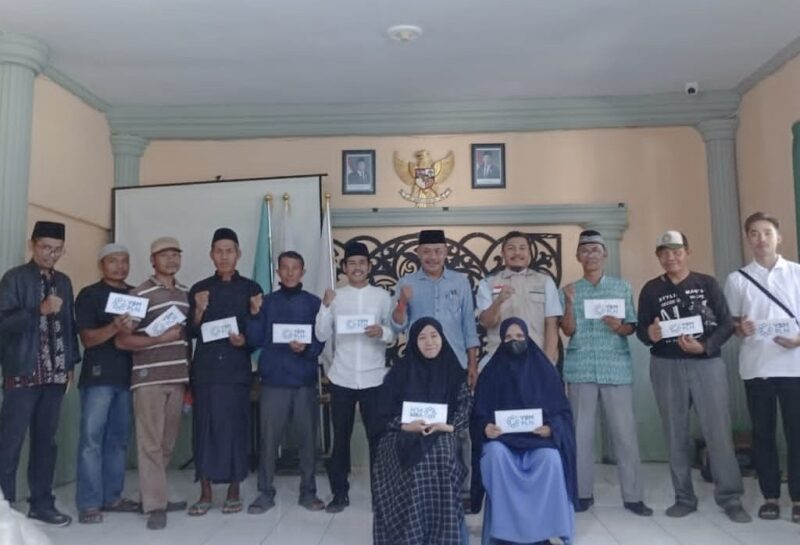 Foto: Manager PLN ULP Kopang, Luthfi Saufi Al Idrus, ST.,MM., usai serahkan bantuan uang tunai kepada puluhan guru ngaji