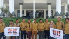 Foto: Ketua PDH Aliansi Masyarakat Adat Nusantara (AMAN) Lombok Timur, Sayadi. SH, bersama jajaran