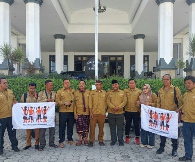 Foto: Ketua PDH Aliansi Masyarakat Adat Nusantara (AMAN) Lombok Timur, Sayadi. SH, bersama jajaran