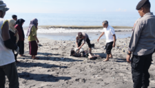 Foto: Kapolsek Labuhan Haji saat evakuasi korban ODGJ di pesisir pantai Labuhan Haji