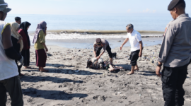 Foto: Kapolsek Labuhan Haji saat evakuasi korban ODGJ di pesisir pantai Labuhan Haji