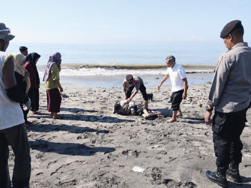 Foto: Kapolsek Labuhan Haji saat evakuasi korban ODGJ di pesisir pantai Labuhan Haji