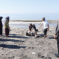 Foto: Kapolsek Labuhan Haji saat evakuasi korban ODGJ di pesisir pantai Labuhan Haji