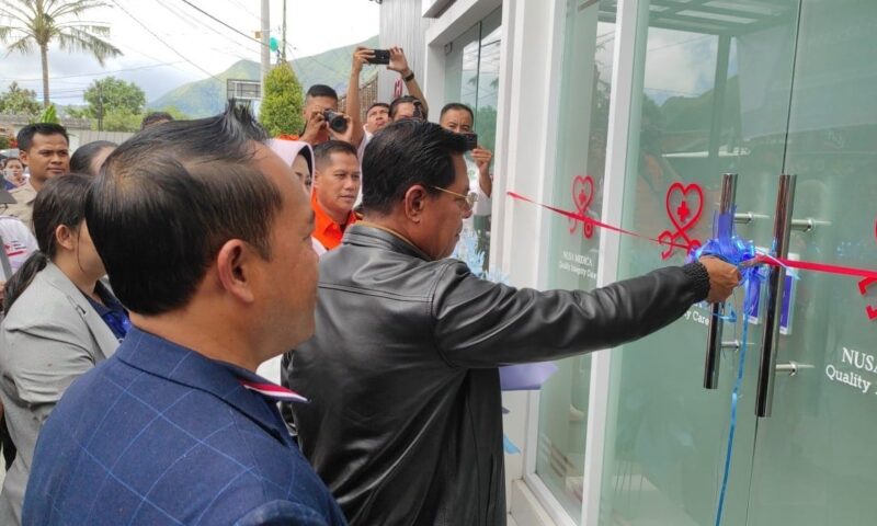Foto: Bupati Lotim Drs.H.Haerul Warisin, M.Si, saat peresmian Pratama Nusa Medica Clinic di Sembalun