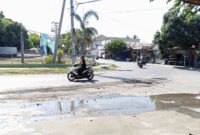 Foto: tumpahan material pasir di simpang empat Desa Labuhan Haji, salah penyebab kecelakaan lalu lintas