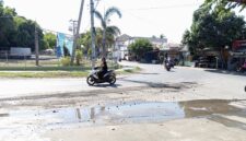 Foto: tumpahan material pasir di simpang empat Desa Labuhan Haji, salah penyebab kecelakaan lalu lintas