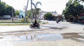 Foto: tumpahan material pasir di simpang empat Desa Labuhan Haji, salah penyebab kecelakaan lalu lintas