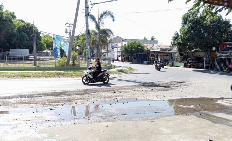 Foto: tumpahan material pasir di simpang empat Desa Labuhan Haji, salah penyebab kecelakaan lalu lintas