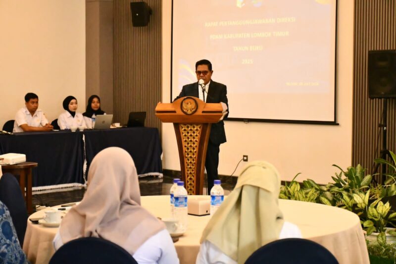 Foto: Bupati Lombok Timur H. Haerul Warisin saat memimpin Rapat Pertanggungjawaban Direksi PDAM.