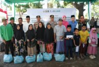 Foto: Kapolda NTB dan Bupati Lombok Timur saat salurkan bantuan sosial pada anak yatim dan lansia di Kantor Baznas Lombok Timur