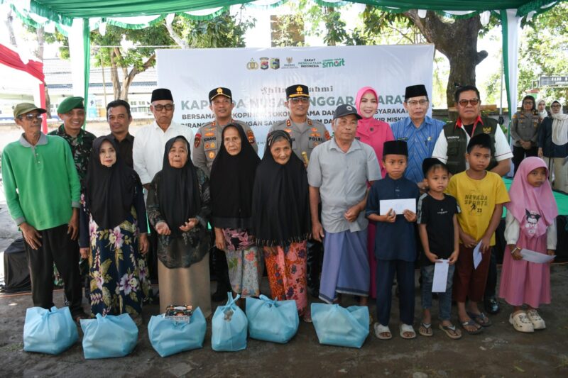 Foto: Kapolda NTB dan Bupati Lombok Timur saat salurkan bantuan sosial pada anak yatim dan lansia di Kantor Baznas Lombok Timur