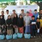 Foto: Kapolda NTB dan Bupati Lombok Timur saat salurkan bantuan sosial pada anak yatim dan lansia di Kantor Baznas Lombok Timur