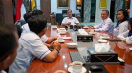 Foto: Gubernur NTB saat menerima audiensi jajaran pengurus SMSI NTB di ruang kerjanya
