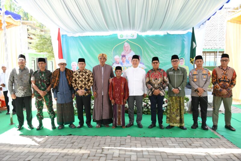 Foto: Gubernur NTB, Bupati Lotim dan jajaran Forkopimda: Dandim 1615/lotim, Kapolres anggota DPRD bersama tokoh agama dan tokoh masyarakat setempat, saat hadiri Harlah ke-39 Al-Ijtihad Al-Mahsuni