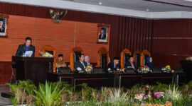 Foto: Bupati Lotim H.Haerul Warisin, saat Rapat Paripurna di DPRD setempat