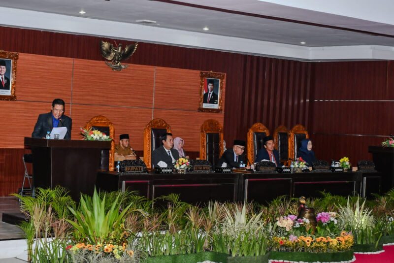 Foto: Bupati Lotim H.Haerul Warisin, saat Rapat Paripurna di DPRD setempat