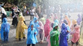 Foto: Siswa TK Islam Citra Sawing bermain air usai belajar mitigasi bencana pada Dinas Pemadam Kebakaran Lombok Timur.
