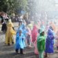 Foto: Siswa TK Islam Citra Sawing bermain air usai belajar mitigasi bencana pada Dinas Pemadam Kebakaran Lombok Timur.