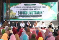Foto: Bupati bersama tokoh agama dan masyarakat saat menghadiri prosesi pembangunan Masjid Sulukul Muttaqin, Pringgasela Selatan.